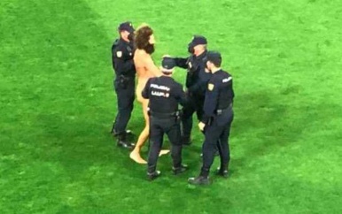 Geen publiek wél een streaker in Europa League.