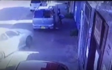 Kinderen ontsnappen aan de dood na aanrijding op berm