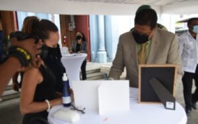 Samenleving neemt afscheid van ambassadeur Guda