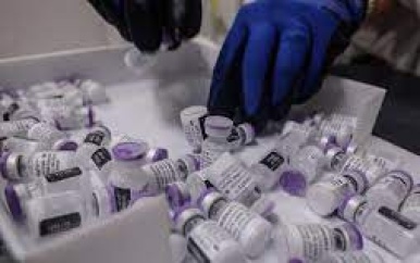 EMA: ‘Zeer zeldzame’ bijwerking bij AstraZeneca, voordelen vaccin zijn groter