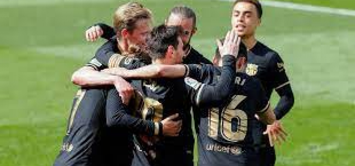 Koeman en De Jong blijven met Barça op titelkoers na knappe zege op Villarreal