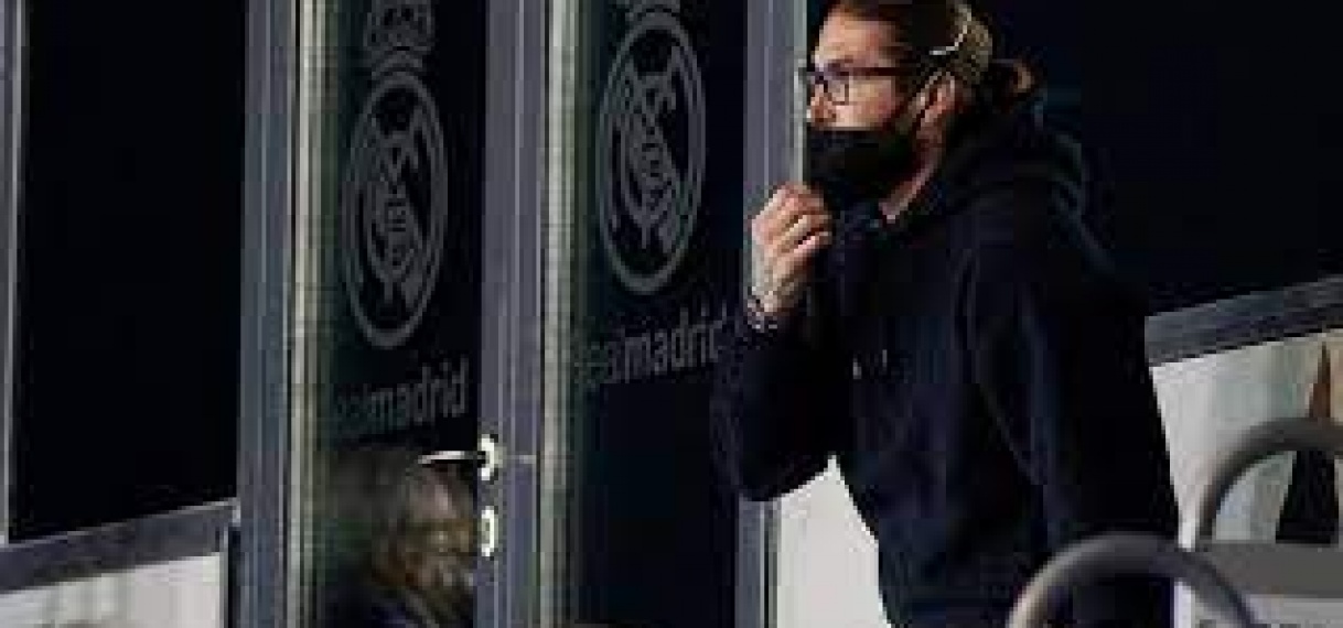 Geblesseerde Real-aanvoerder Ramos test positief op coronavirus