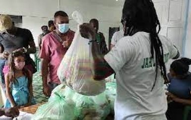 Natuurgenezer deelt pakketten aan behoeftigen