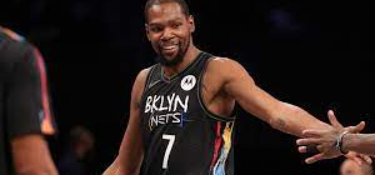 Kevin Durant komt van bank, schiet perfect 5-uit-5 in return