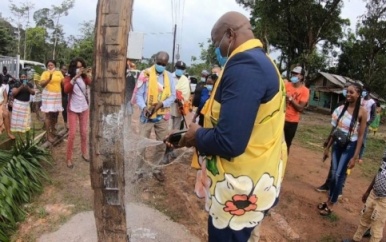 Dantapoe voorzien van electriciteit