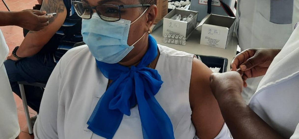 Hoofd IVV laat zich vaccineren