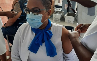 Hoofd IVV laat zich vaccineren