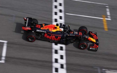 Hamilton wint bloedstollend bandengevecht van Verstappen in Barcelona.