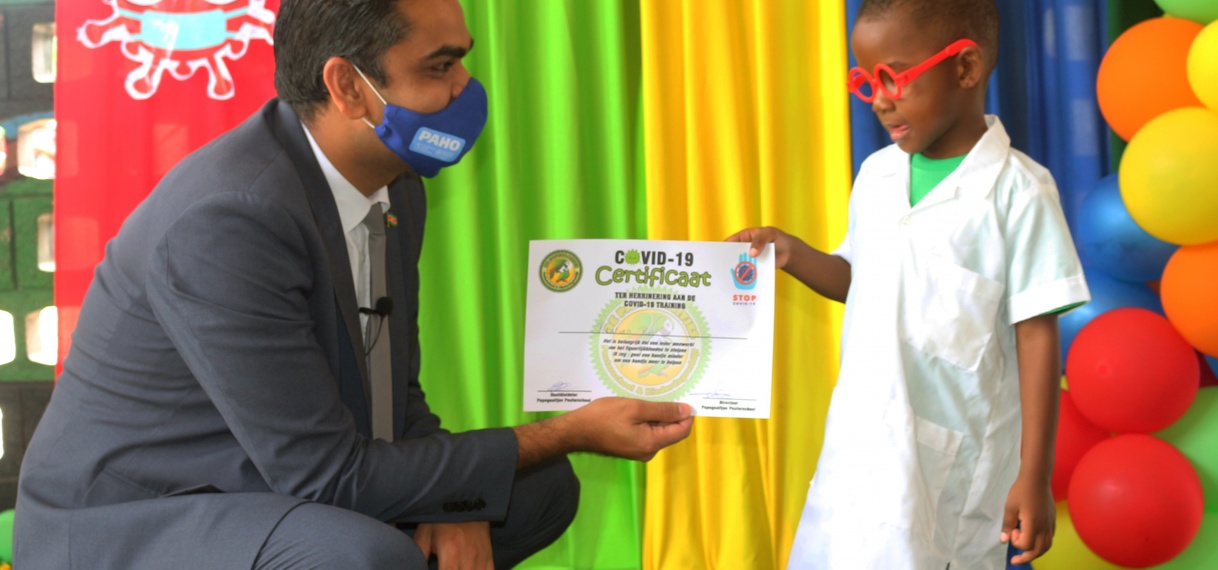 “Papegaaitjes Covid-19 specialisten” ontvangen certificaat uit handen van Minister Ramadhin