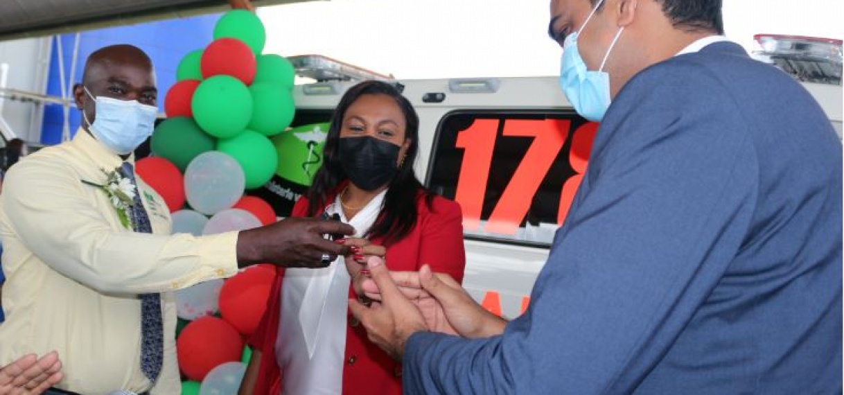 Braziliaanse overheid schenkt nieuwe ambulance aan Suriname