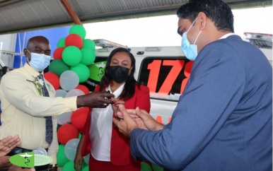 Braziliaanse overheid schenkt nieuwe ambulance aan Suriname