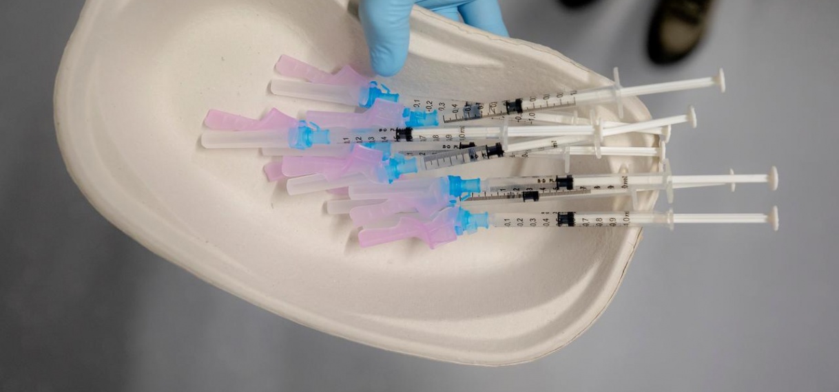 Coronavaccins Pfizer en AstraZeneca lijken even effectief na eerste prik