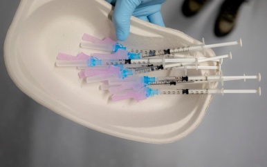 Coronavaccins Pfizer en AstraZeneca lijken even effectief na eerste prik