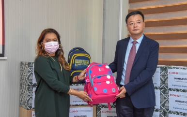 Dalian doet donatie aan Instituut First Lady