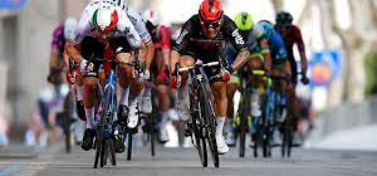 Ewan wint massasprint, zware val voor Landa in vijfde Giro-etappe