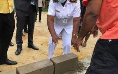 Eerste steenlegging gezondheidscentrum Wonoredjo, Moengo