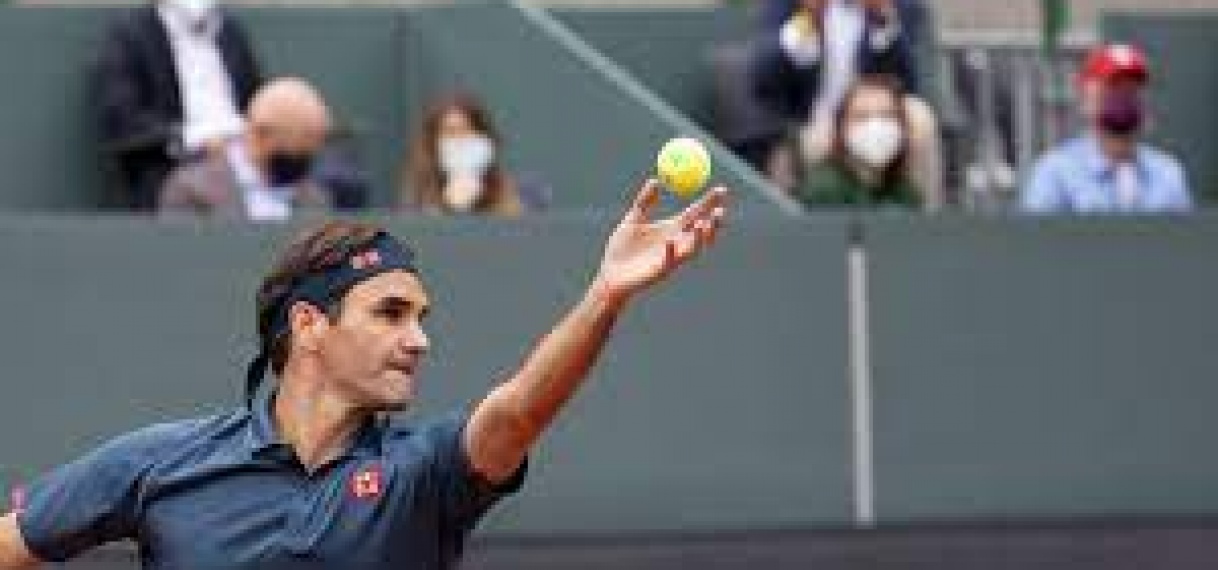 Tennisser Federer bij rentree op gravel onderuit tegen Andujar