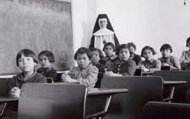 Resten van 215 inheemse kinderen ontdekt bij voormalig Canadees internaat