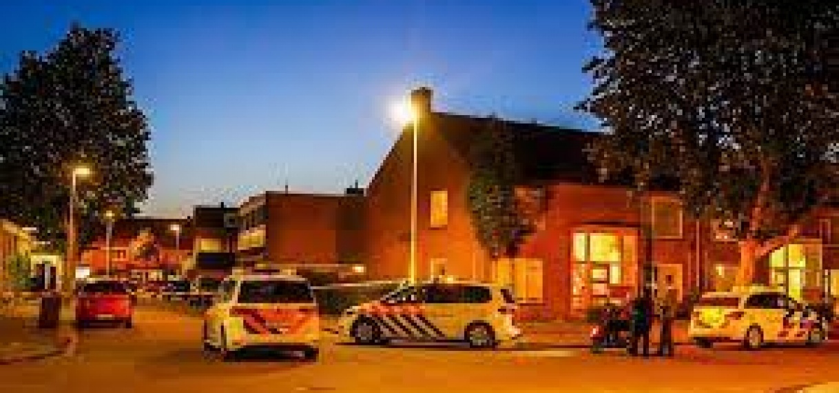 Man loopt brandend over straat in Eindhoven