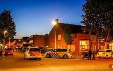 Man loopt brandend over straat in Eindhoven