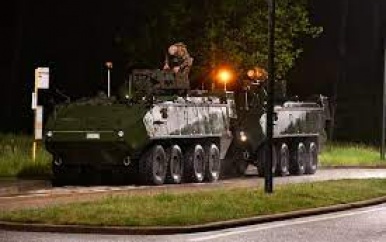 Nederlandse politie staat op scherp voor ontspoorde militair, helikopter cirkelt boven flat van topviroloog