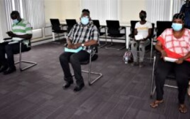 First Lady doneert tablets, mondkapjes en hand sanitizer aan Korps Politie Suriname