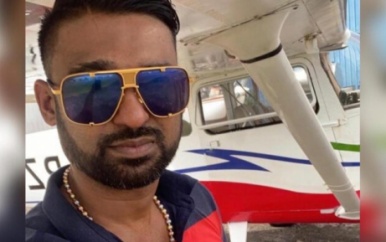 In beslag genomen vliegtuigen en auto van verdachte militair