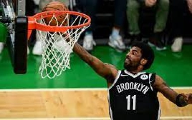 NBA-fan gooit flesje water naar Irving: ‘Lijkt wel menselijke dierentuin’