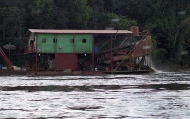 Het Nationaal leger krijgt ondersteuning van Franse militairen tegen optreden Skalians