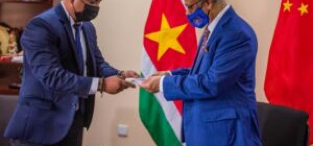 Uitgifte speciale enveloppe herdenking 45 jaar diplomatieke betrekkingen Suriname-China