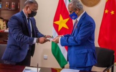 Uitgifte speciale enveloppe herdenking 45 jaar diplomatieke betrekkingen Suriname-China