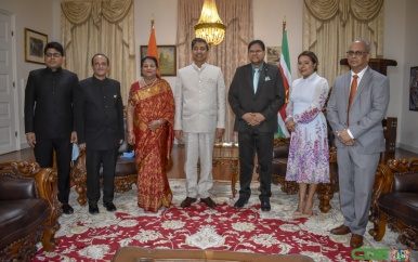 Indiase ambassadeur Mahender Singh Kanyal neemt afscheid van Suriname