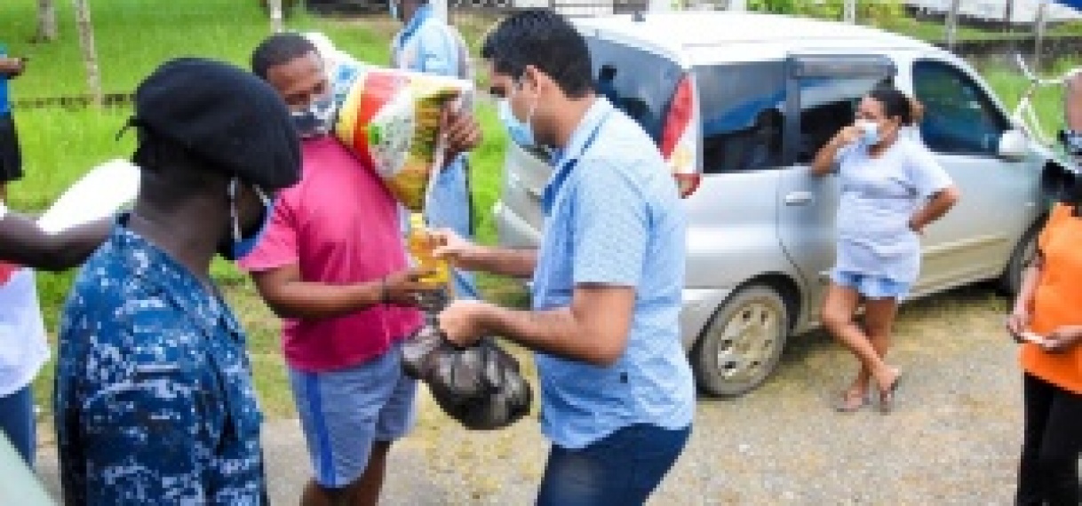 Minister Ramadhin schenkt beschermingsmiddelen in Nickerie