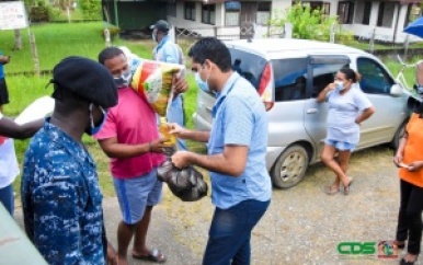 Minister Ramadhin schenkt beschermingsmiddelen in Nickerie