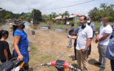 Ministers Oriënteren zich in ondergelopen gebieden Wageningen