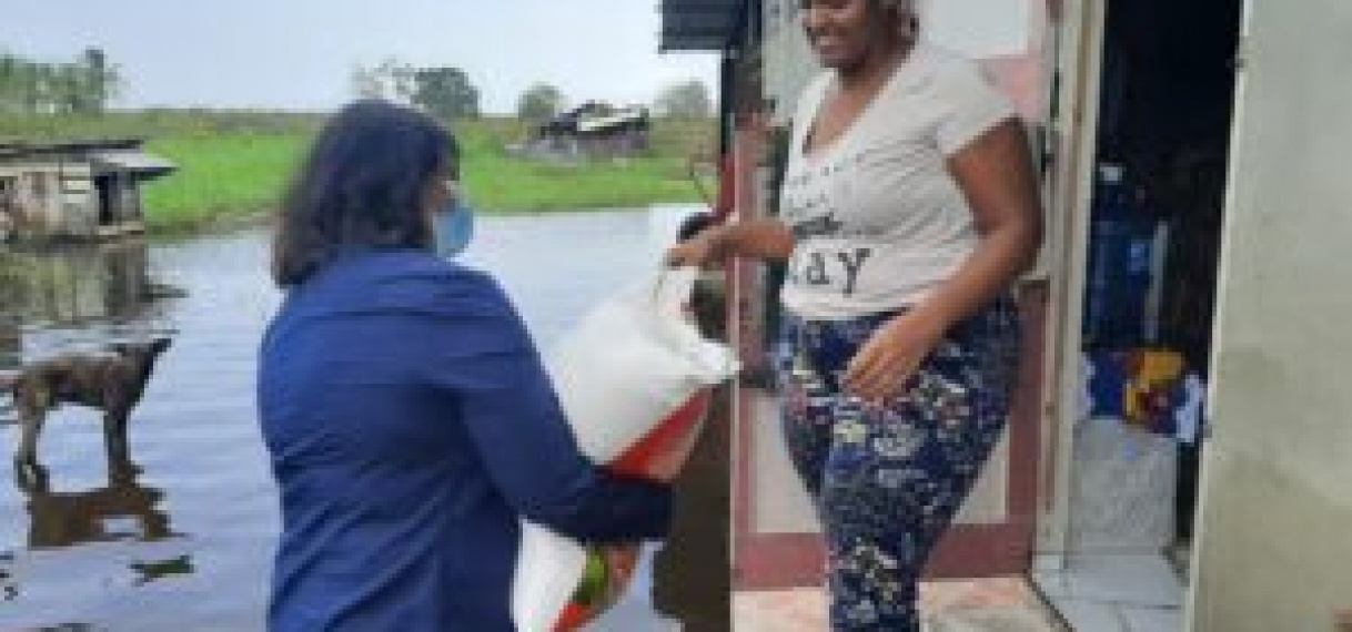 Distributie noodhulppakketten in Paramaribo start in ressort Welgelegen