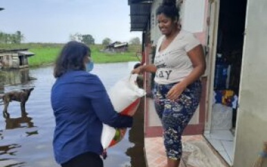 Distributie noodhulppakketten in Paramaribo start in ressort Welgelegen