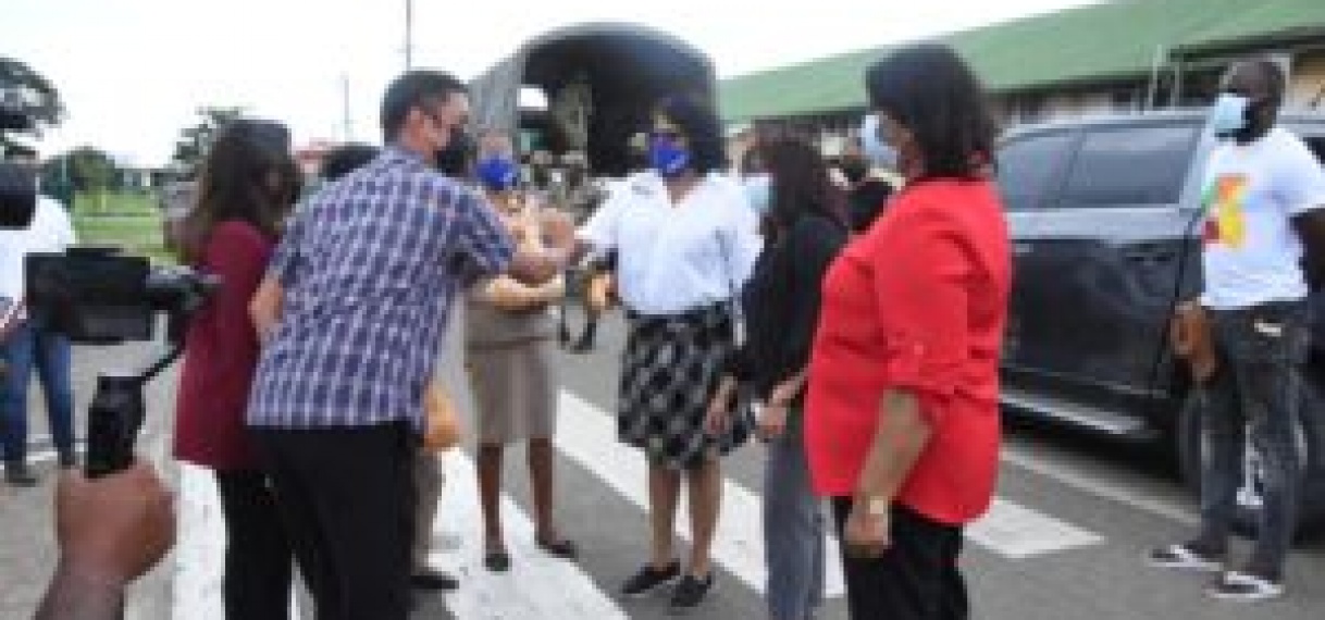 Ministers Mathoera en Kuldipsingh bezoeken diverse sociale instellingen in Nickerie