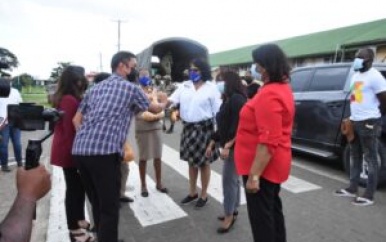 Ministers Mathoera en Kuldipsingh bezoeken diverse sociale instellingen in Nickerie