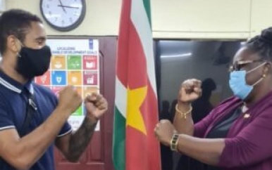 Kickboxer Donavan Wisse brengt bezoek aan ROS-minister Emanuël