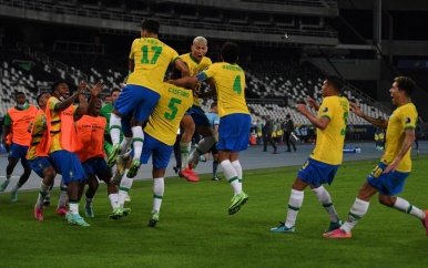 Brazilië dankzij late en controversiële zege naar kwartfinales Copa América