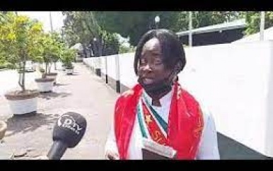 Gelovige bidt voor maatschappelijke problemen in Suriname