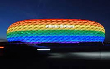 UEFA slaat terug na felle kritiek en plaatst regenboogkleuren bij logo