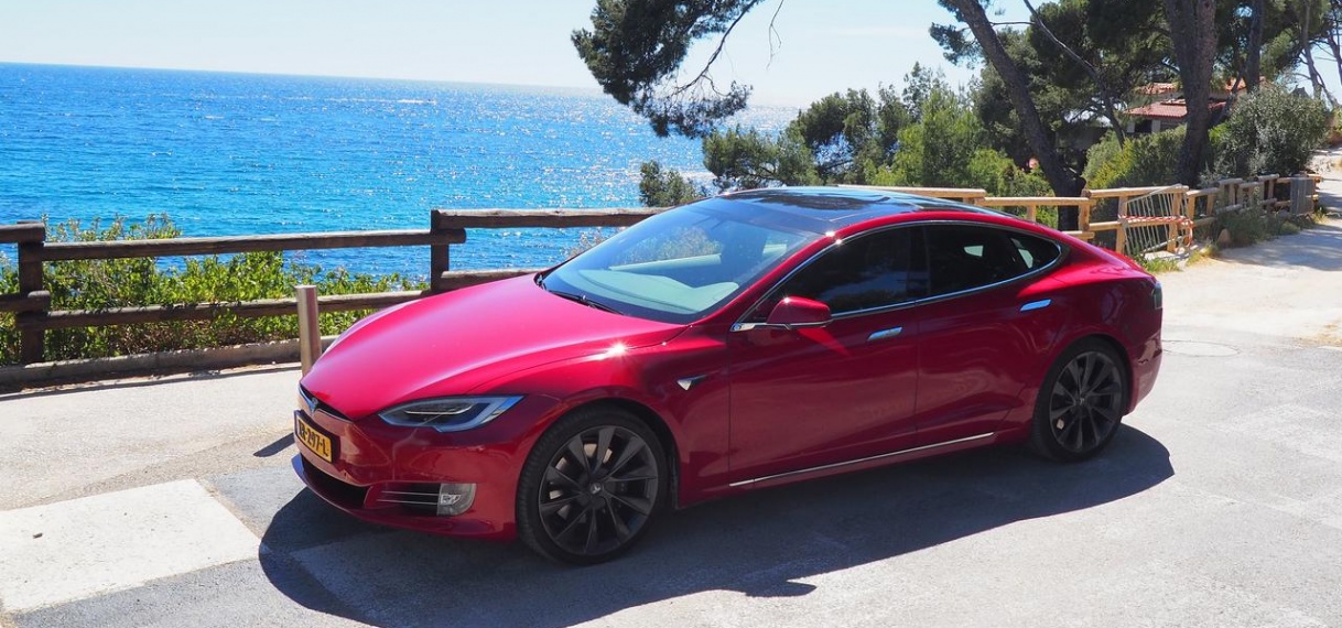 VS opent dertig onderzoeken naar crashes met mogelijk zelfrijdende Tesla