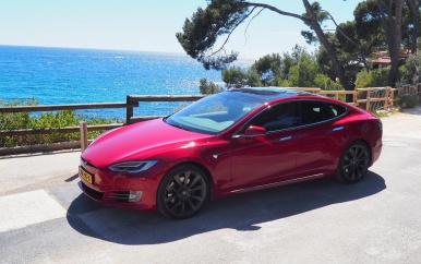 VS opent dertig onderzoeken naar crashes met mogelijk zelfrijdende Tesla