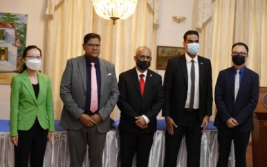 Sinopharm-vaccins symbolisch overhandigd aan president Santokhi