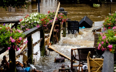 Inwoners Meerssen opgeroepen naar hogere verdieping te gaan na dijkdoorbraak