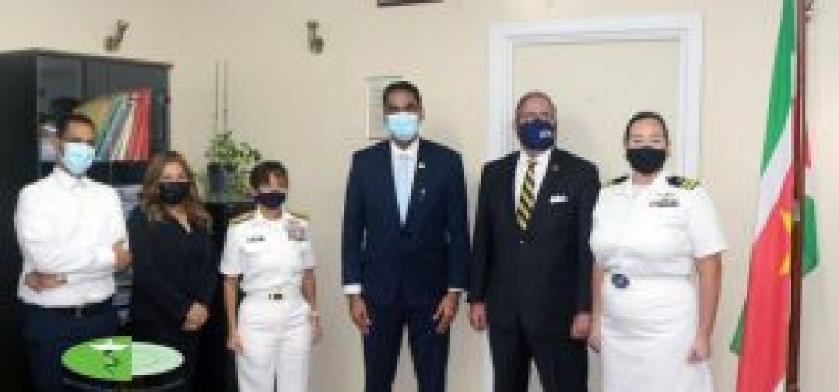 Rear Admiraal VS brengt werkbezoek aan minister Ramadhin