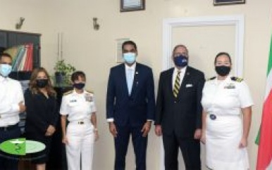 Rear Admiraal VS brengt werkbezoek aan minister Ramadhin