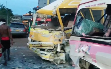 Frontale botsing tussen twee PG-lijnbussen